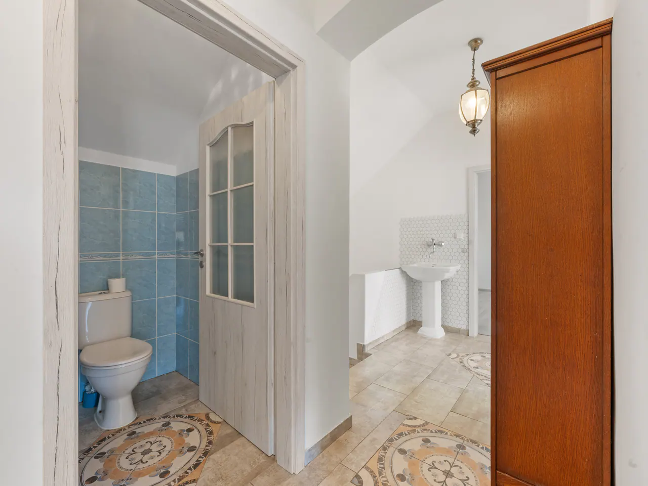 Samostatné WC a umyvadlo