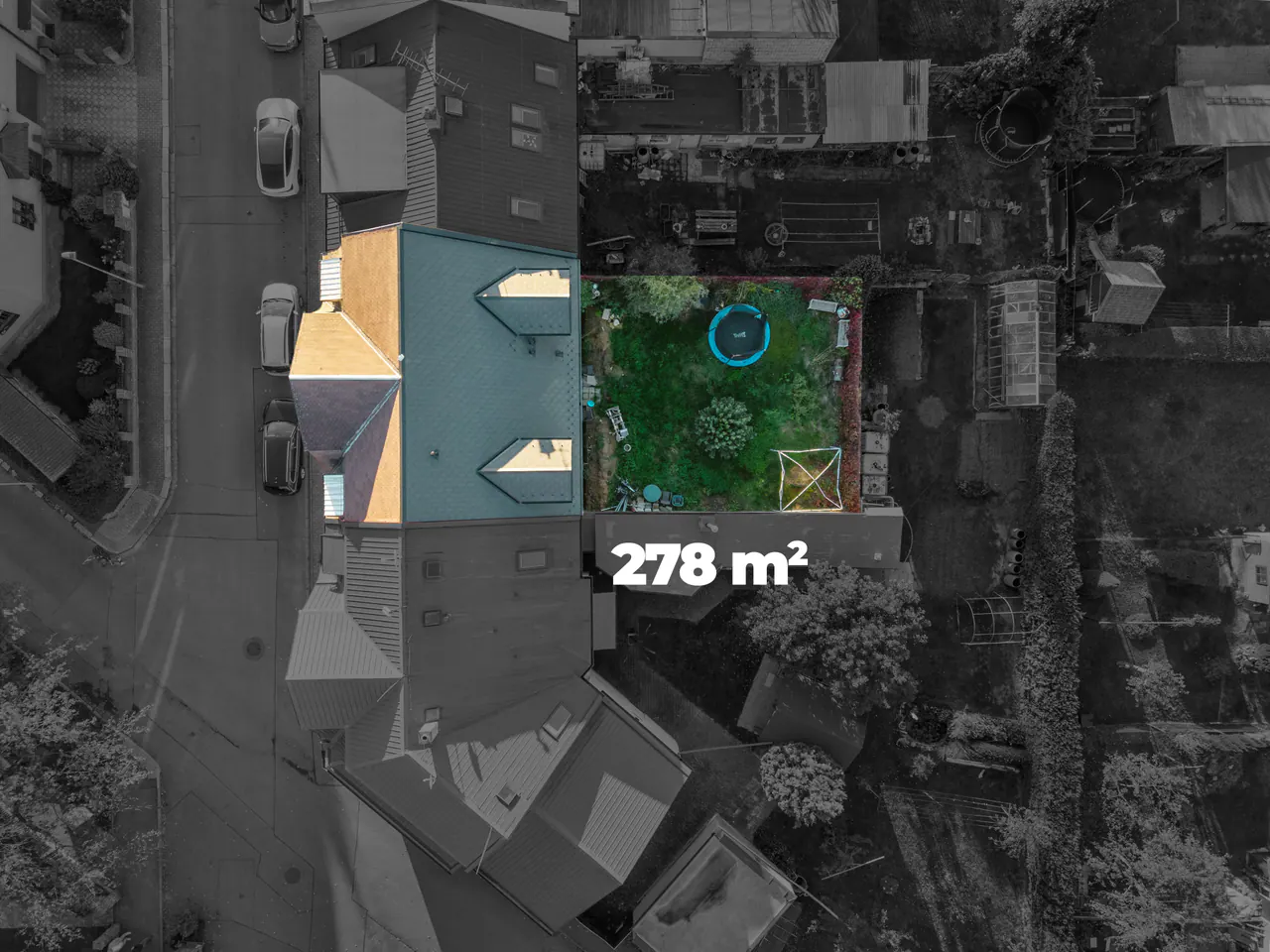 Letecký pohled s barevně vyznačeným pozemkem 278 m²
