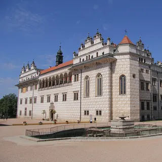Renesanční zámek v Litomyšli se sgrafitovou fasádou.