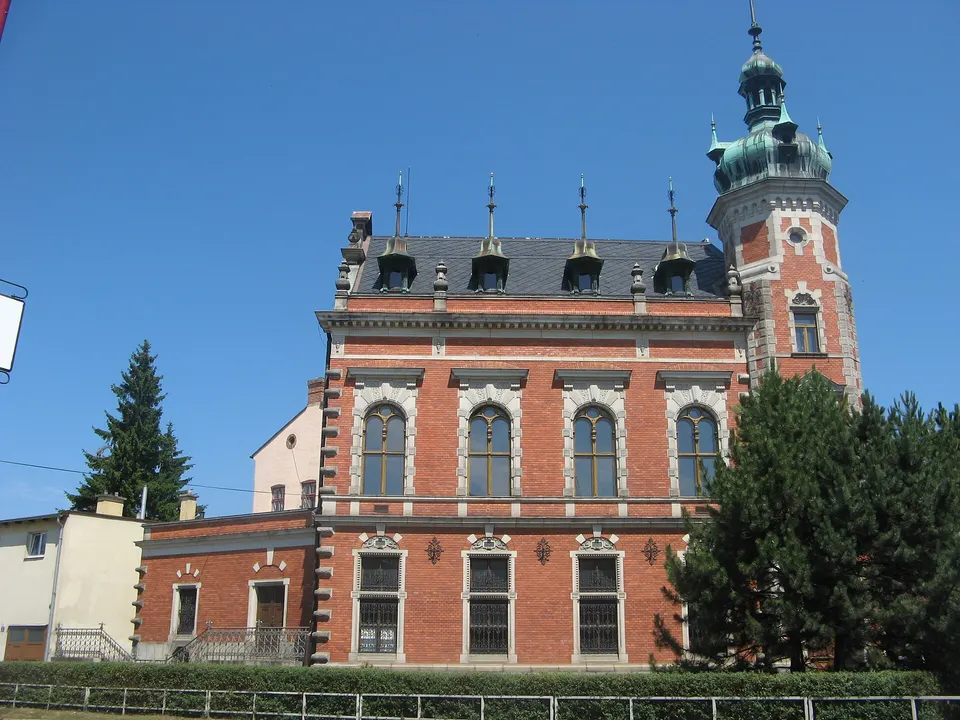 Cihlový Ottendorferův dům s věžičkou, sídlo knihovny a Muzea esperanta.