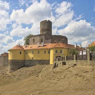Hrad Svojanov s hradní věží a žlutým palácem.